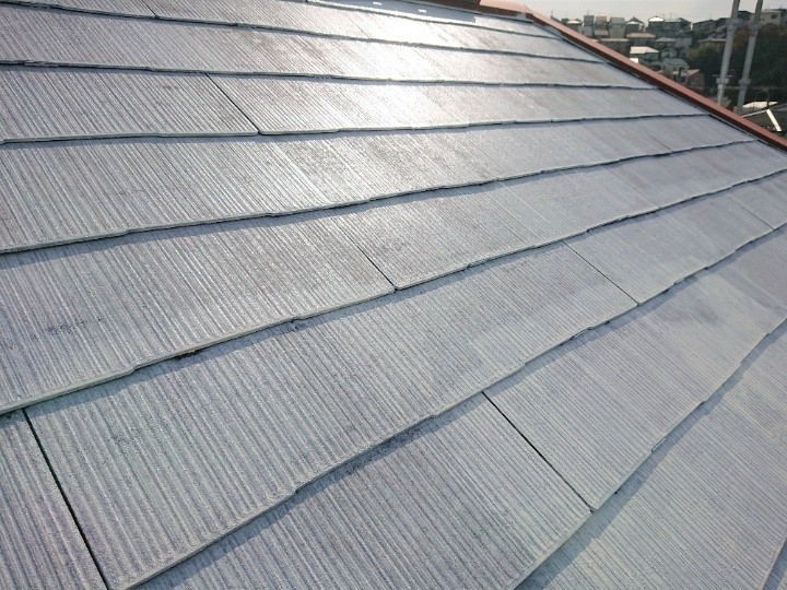 屋根の下塗り作業