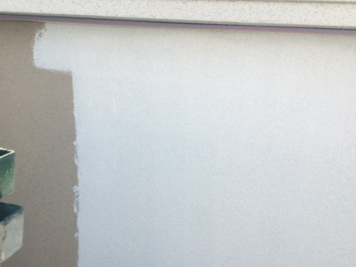 外壁の下塗り作業