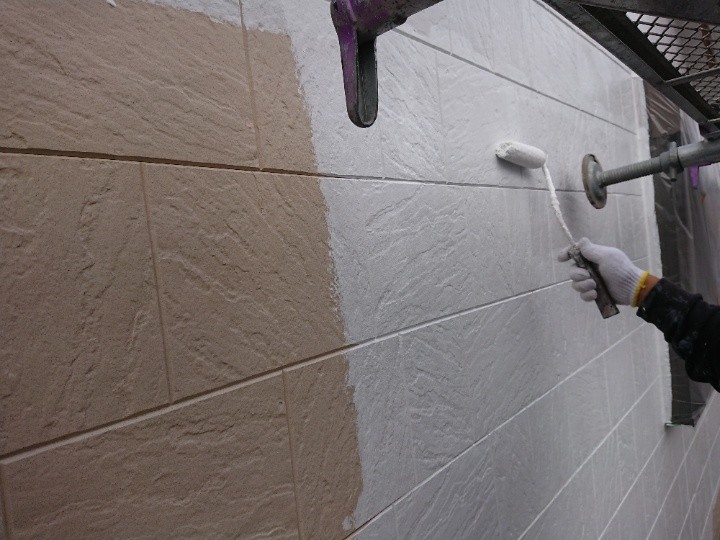 外壁の下塗り作業(パーフェクトサーフ)