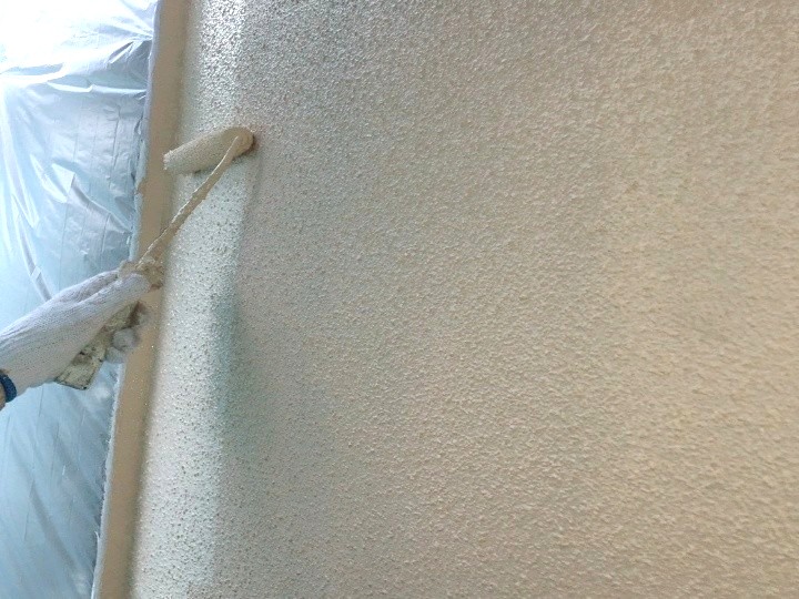 エラストコートで中塗り上塗り作業（一層・二層）