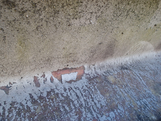 剥がれているベランダ床