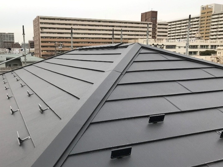 屋根材「スーパーガルテクト」を敷設