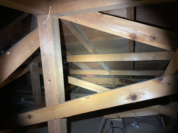 雨漏りが原因ではないか屋根裏から点検