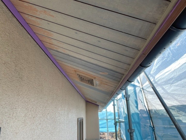 雨漏りが原因ではなかったので塗装工事とコーキングによる改修をご提案