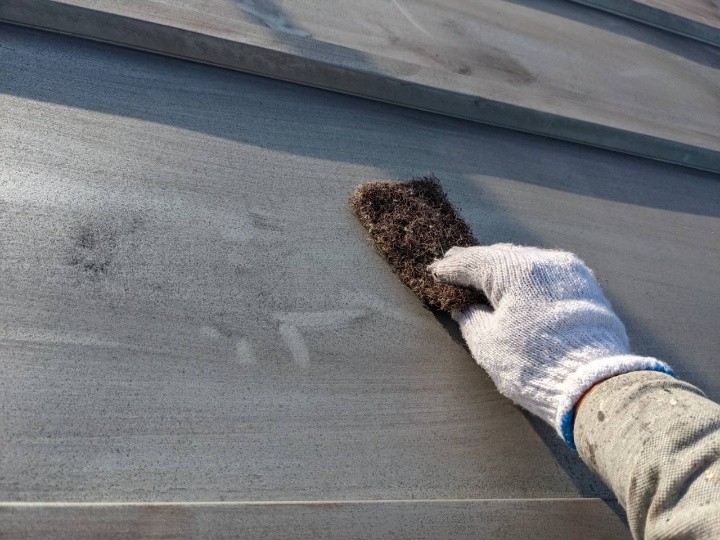 屋根のケレン作業