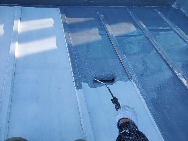 屋根の中塗り（シルバーコート）