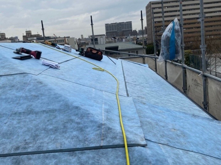 防水紙（ルーフィング）を敷設