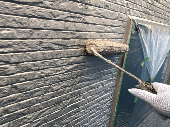 外壁の「中塗り上塗り」作業