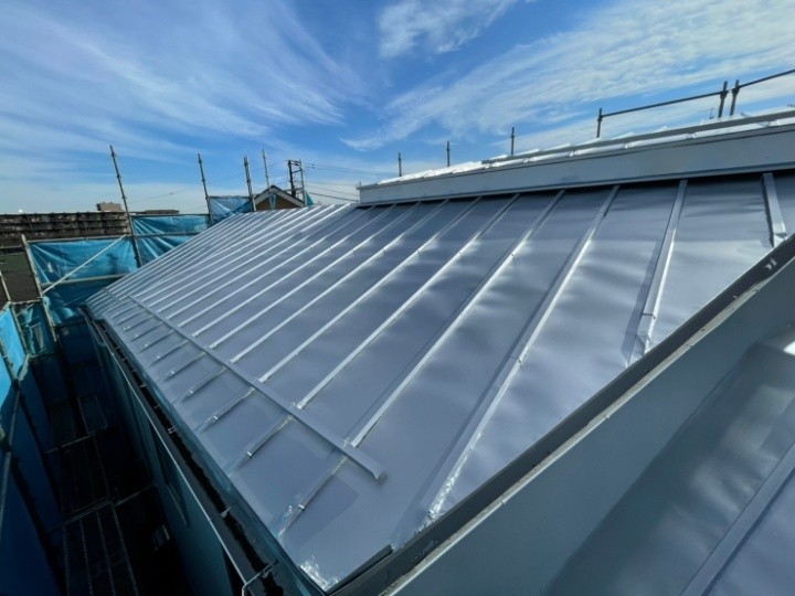 屋根の上塗り（シルバーコート）