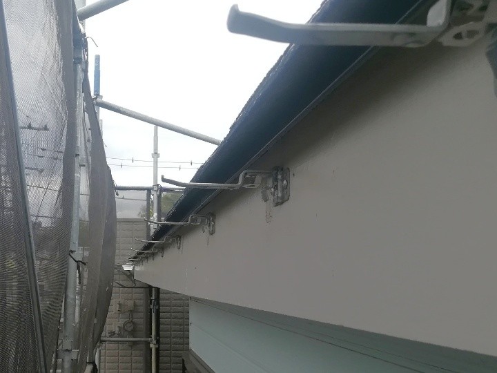 既存雨樋材を撤去して新しく吊り金具を新設