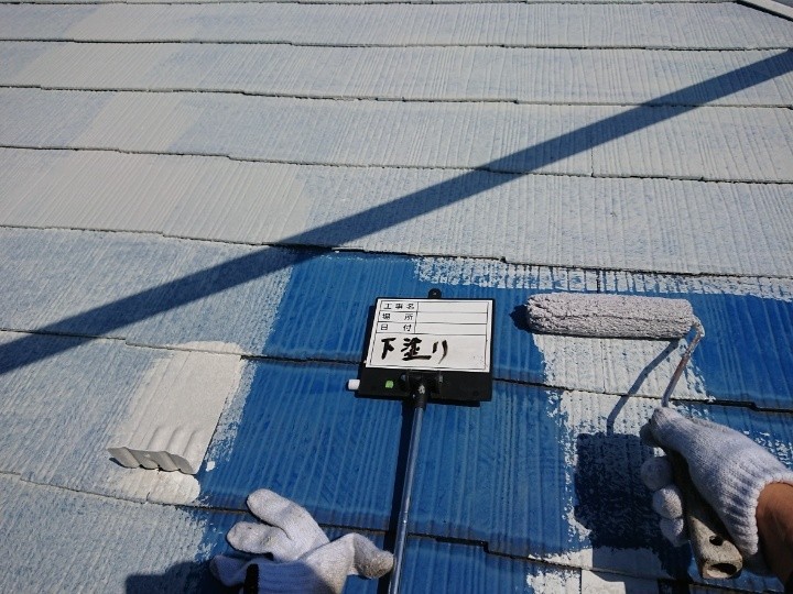 屋根の下塗り作業