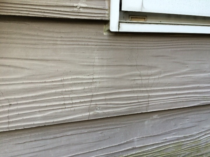 ひび割れが目立つラップサイディング外壁