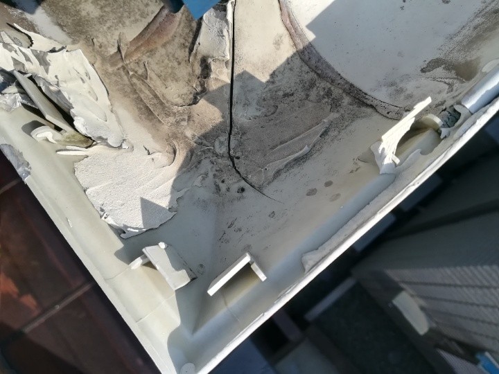 雨樋のコーナー箇所に亀裂が発生