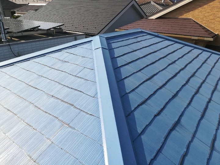 経年劣化で色褪せが目立つスレート屋根