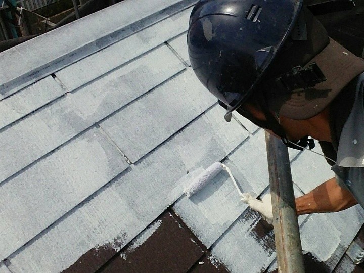 屋根の下塗り作業