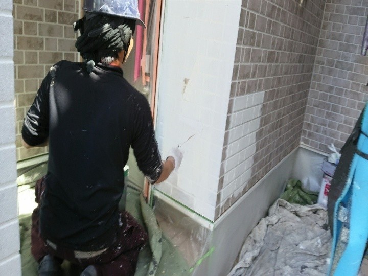 外壁の下塗り作業