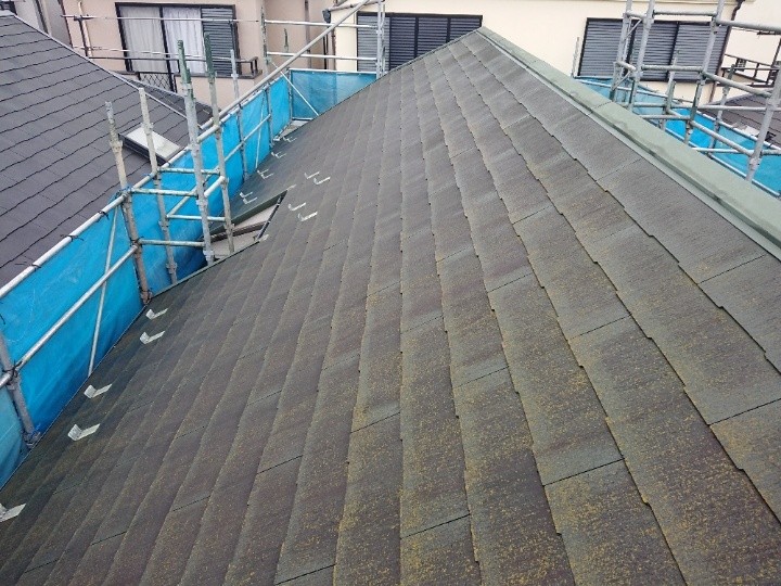 劣化したスレート屋根を点検