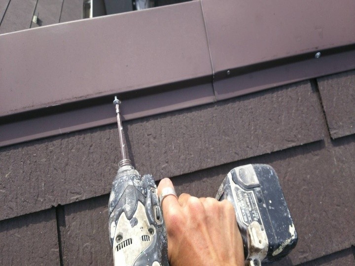 棟板金を補強してタスペーサー設置