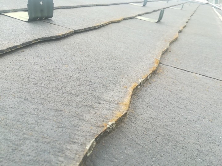 経年劣化したスレート屋根の状態