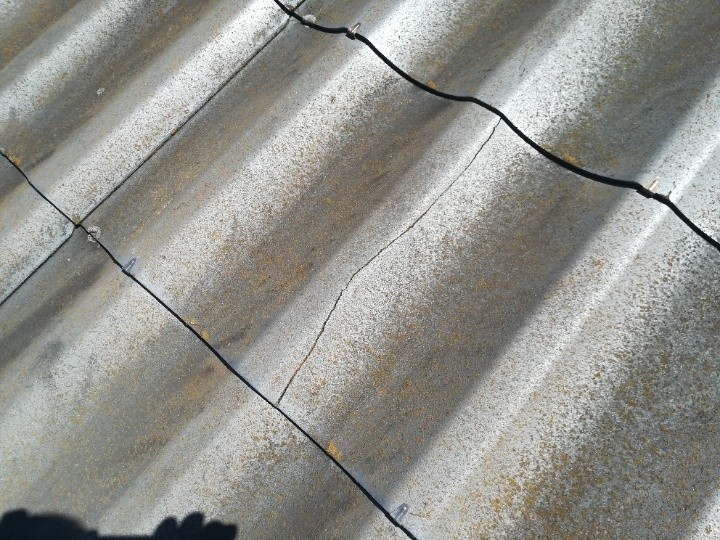 屋根材にはひび割れが発生
