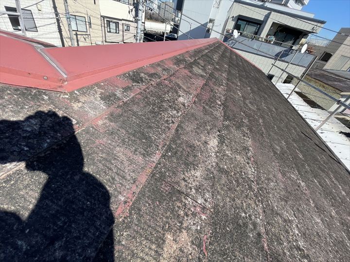 アスベスト入りのスレート屋根が使われていました