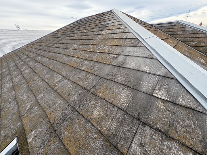 古くなったスレート屋根を点検します
