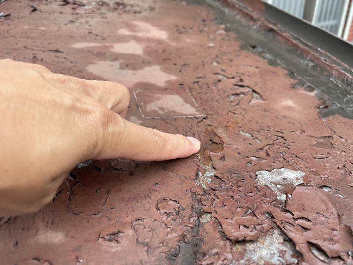 小さな穴のようなものがありました