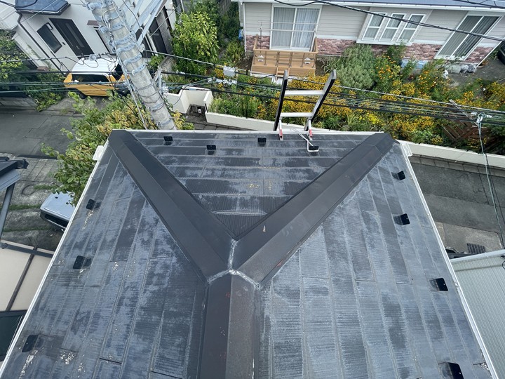 相模原市にてスレート屋根の点検を実施、色あせや棟板金のコーキング劣化を確認しました
