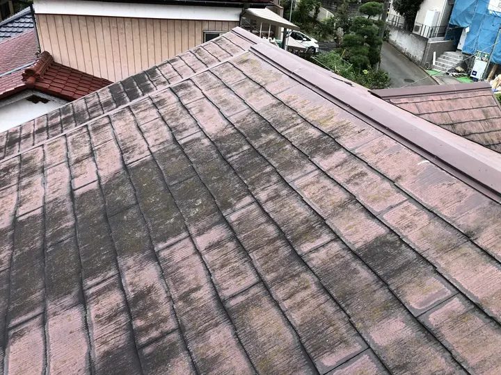 全体的に劣化が進んでいる屋根