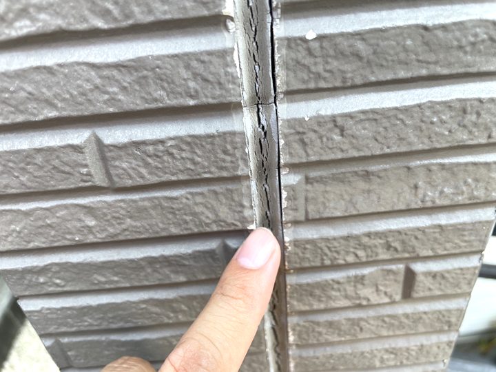 ひび割れた外壁の目地