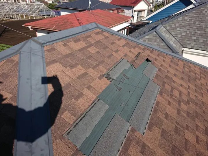 強風で飛散したシングル屋根