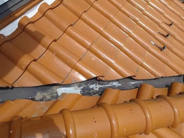 腐食した谷板金