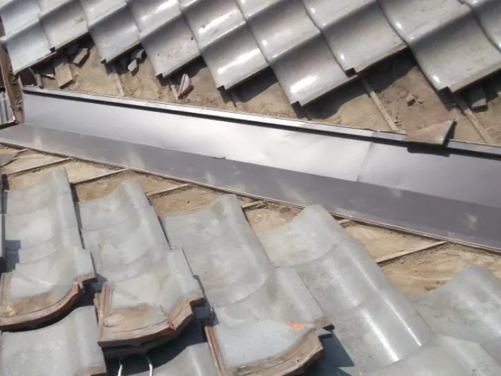 谷板金を交換する様子