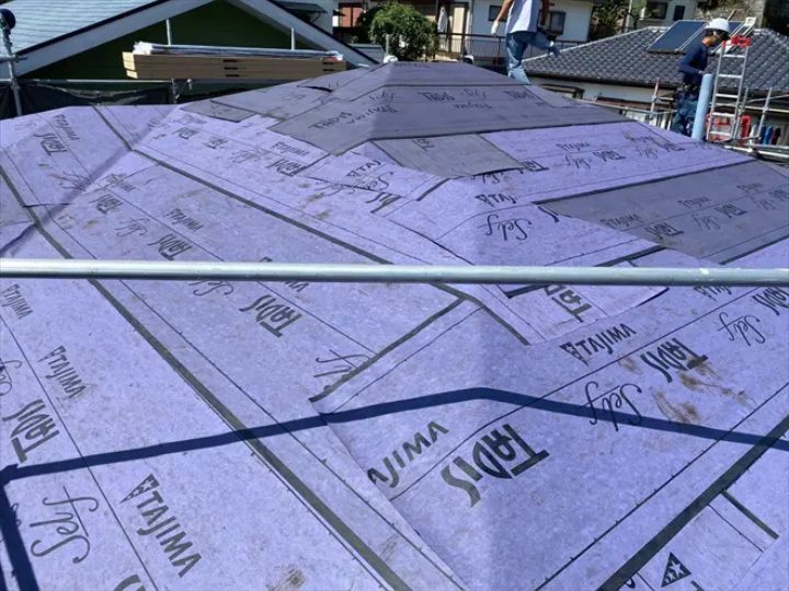 スレート屋根の下地に設置された防水紙