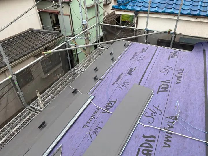 屋根材下部に敷設された防水紙