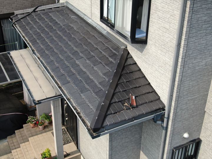 袖瓦が落下し割れた下屋