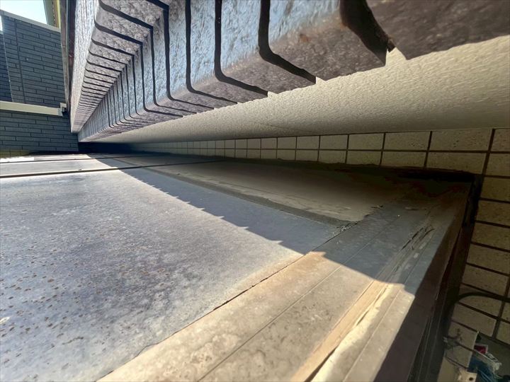 隙間が狭いポリカと軒天