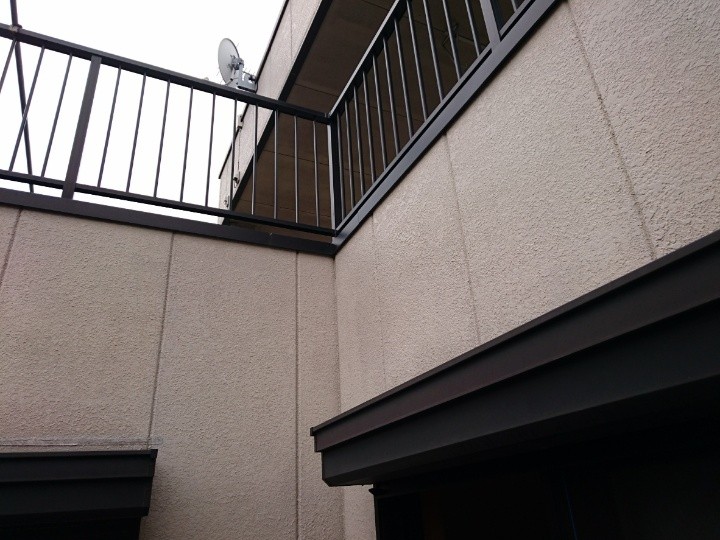 外壁は色あせが目立ちコーキングも劣化