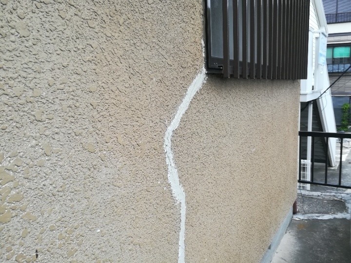 補修跡と劣化が目立つ外壁