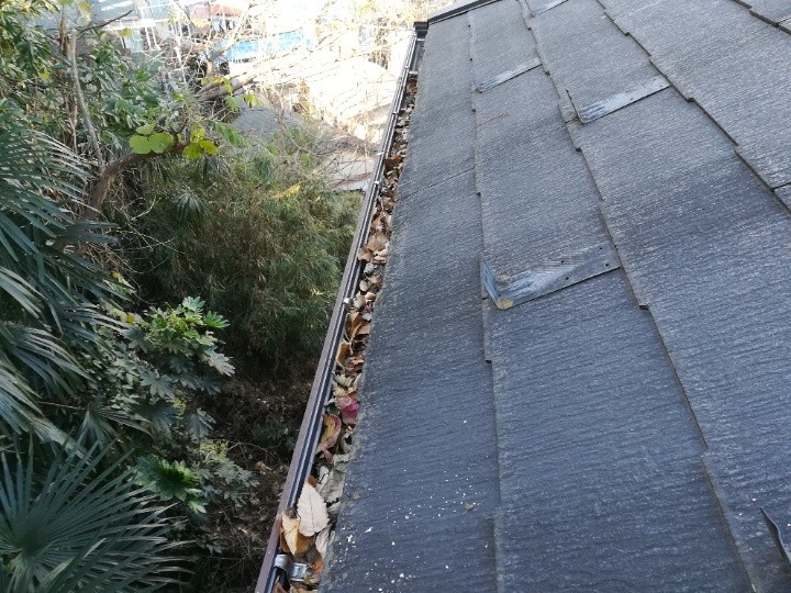 軒樋（雨樋）は落ち葉が蓄積