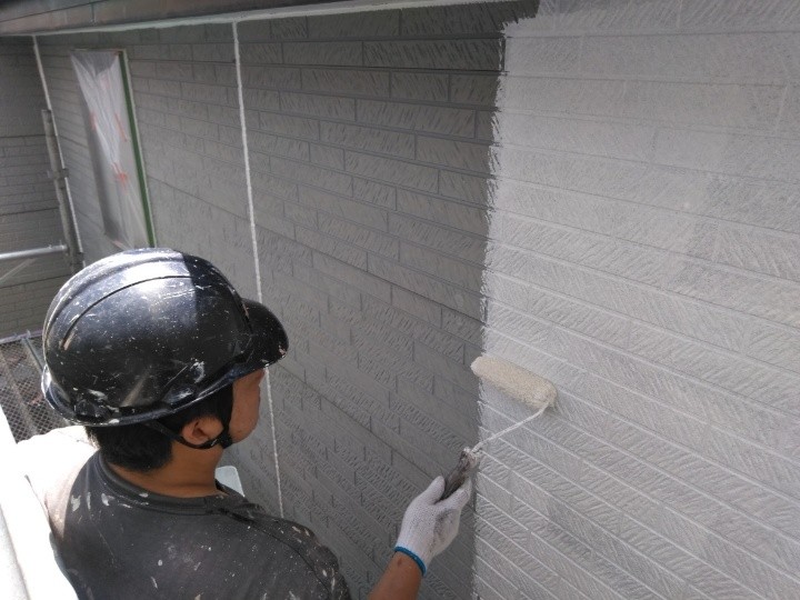外壁の下塗り作業