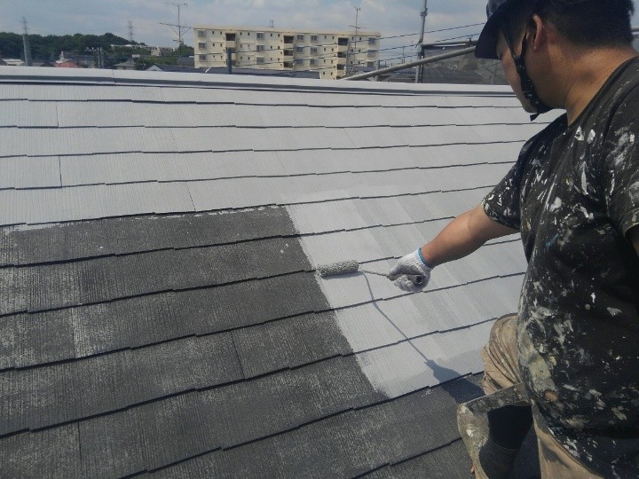 屋根の下塗り作業