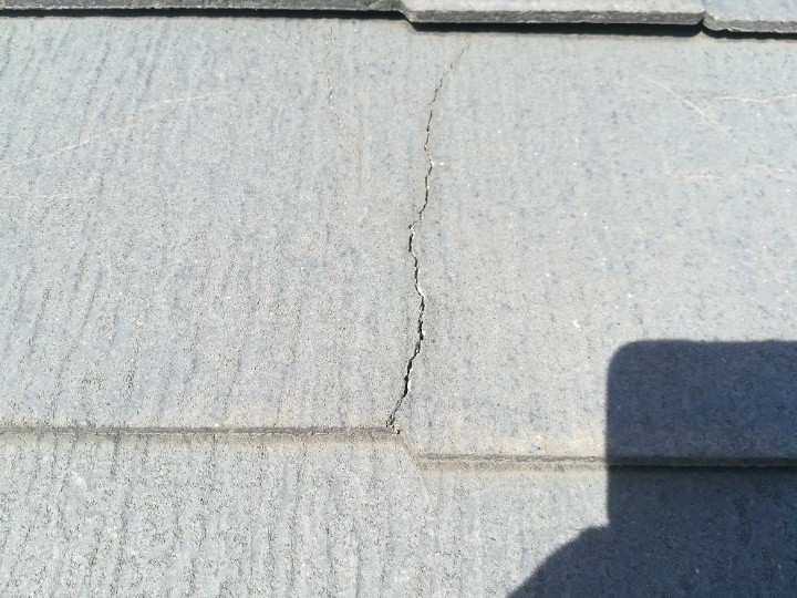 ひび割れが発生した屋根の状態