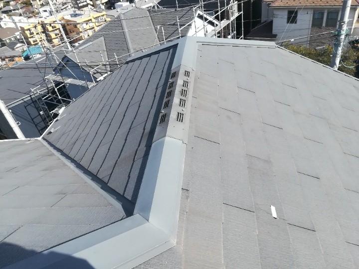 傷みが目立つ屋根全体の状態