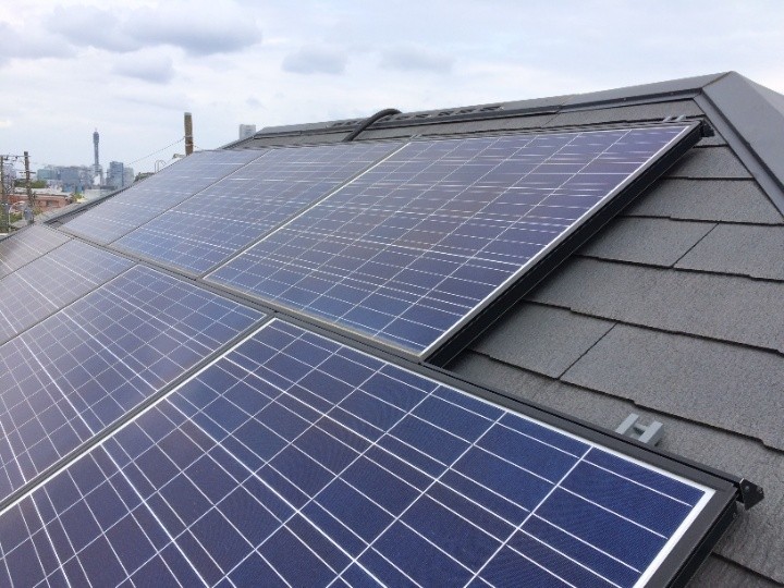 屋根にはソーラーパネルが設置