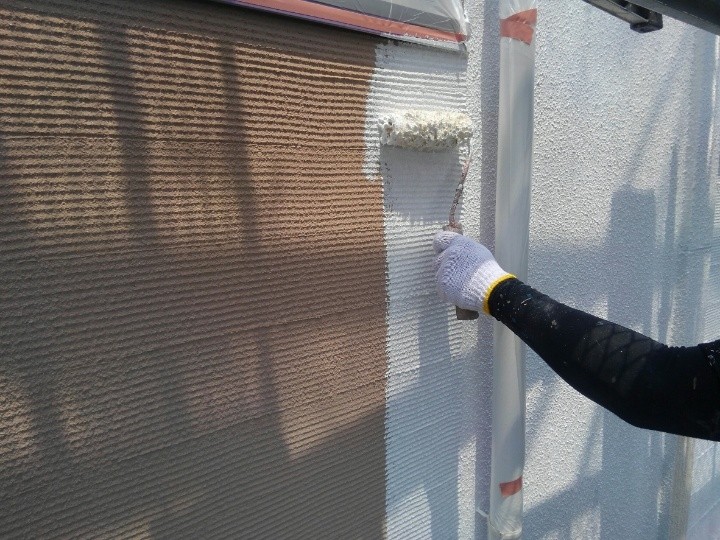 外壁の「下塗り」作業