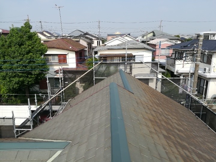 設置した棟板金の仕上がりを確認