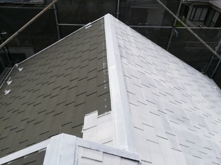 屋根の下塗り作業