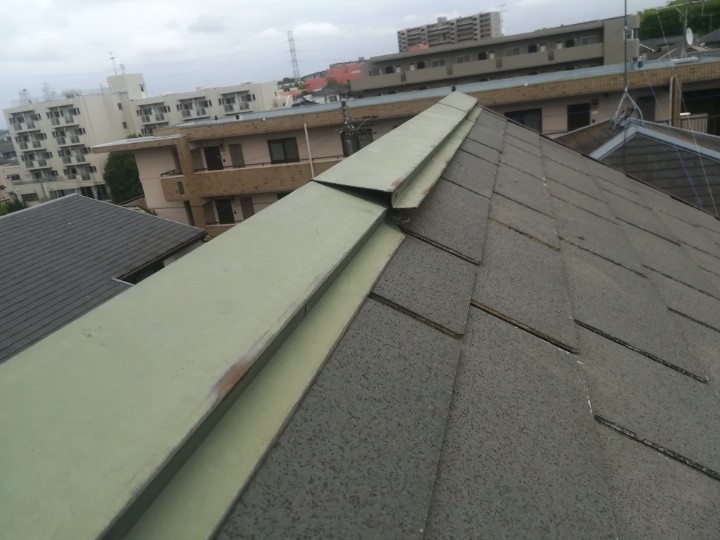 棟板金が浮いた状態