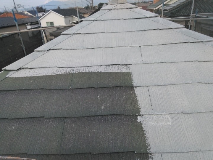 屋根の下塗り作業